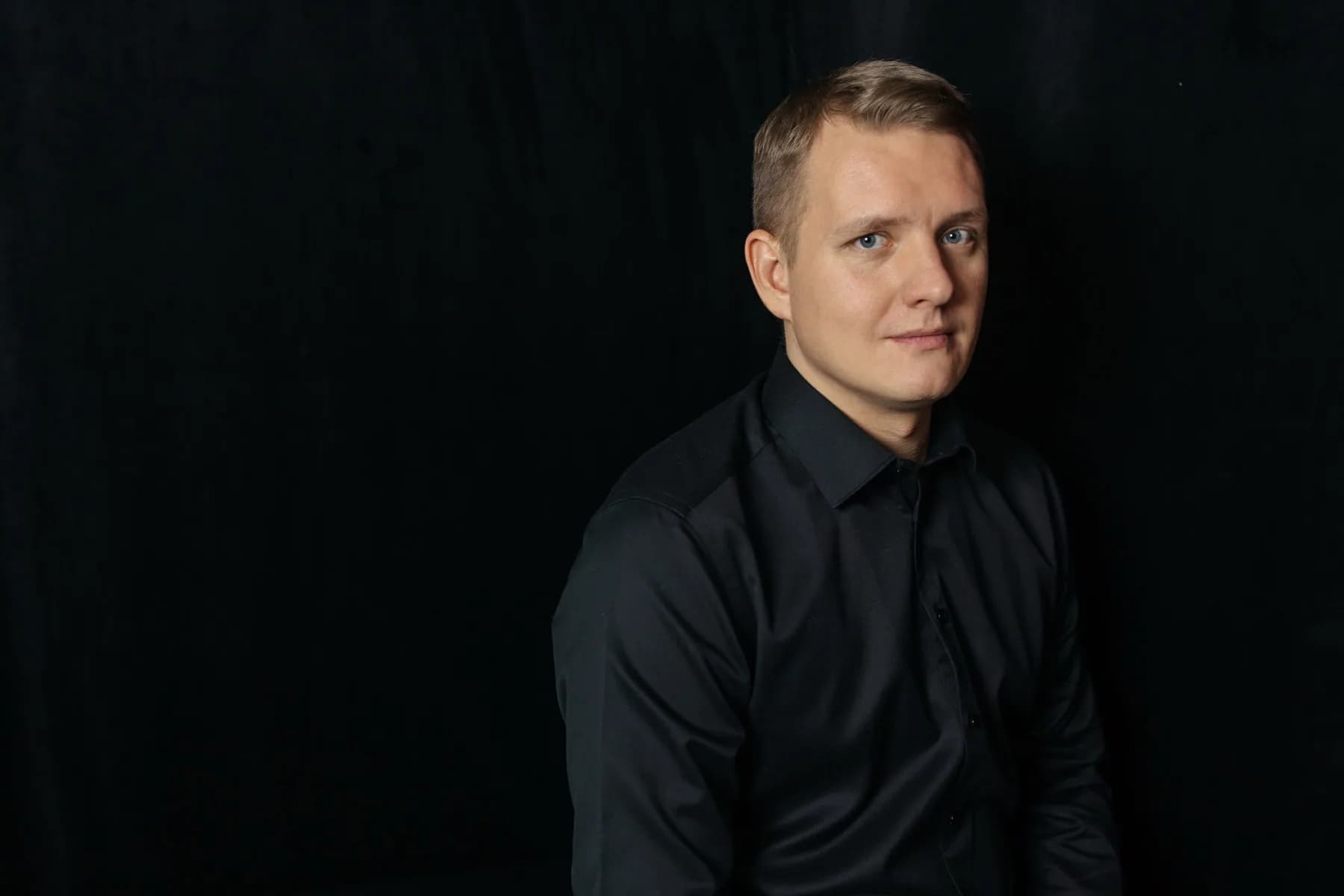 Денис Демин, основатель Fast Clean, в студии на тёмном фоне