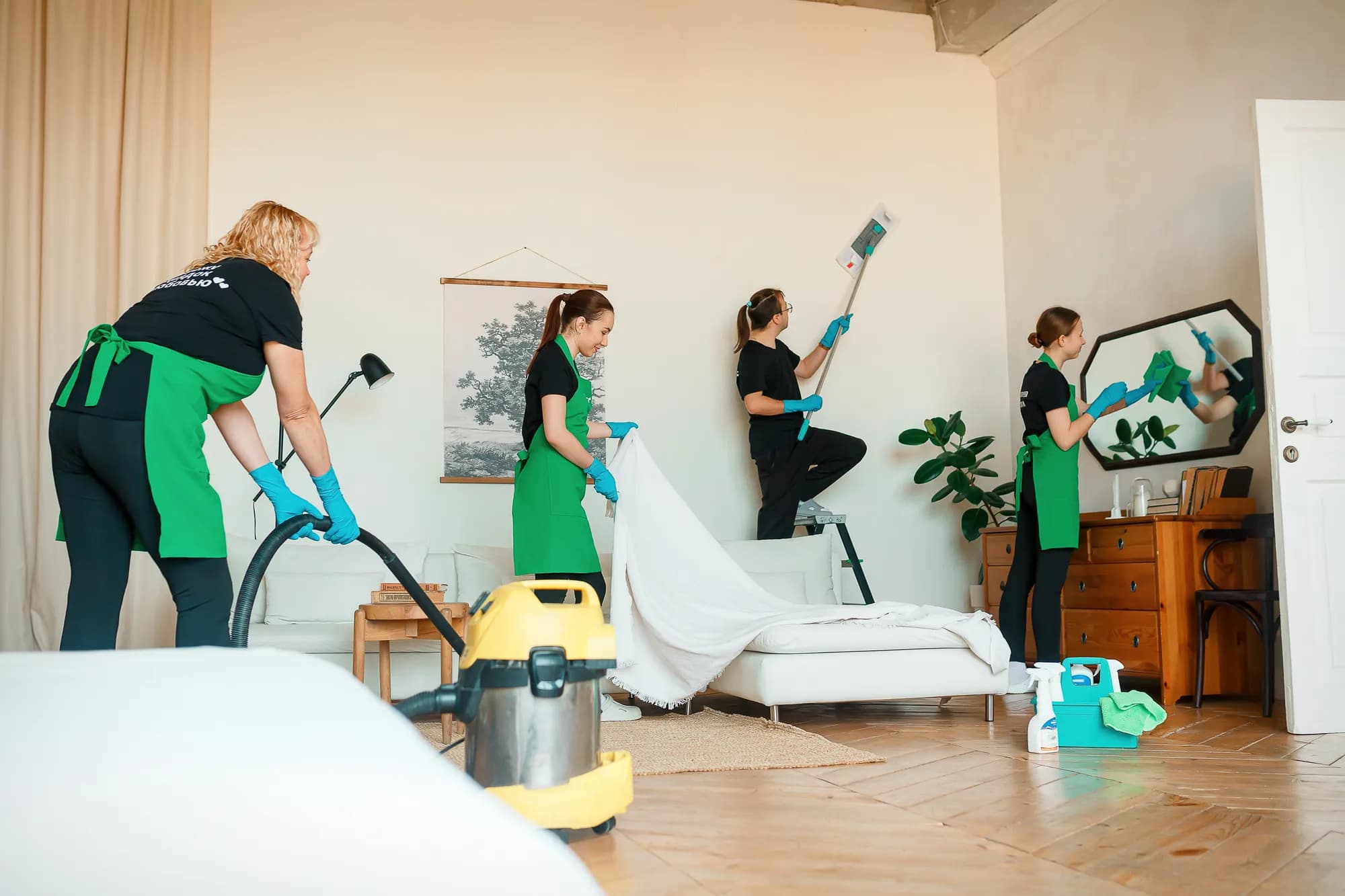 Бригада Fast Clean убирает гостиную: пылесосят диван, моют пол и протирают пыль